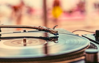 Tocadiscos vinilo: ventajas frente a otros tipos de dispositivos