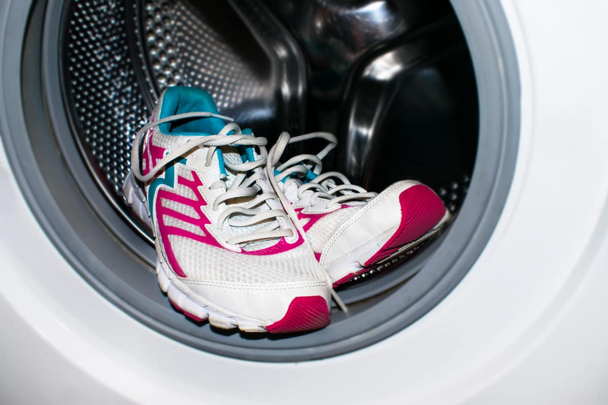 Entrada Beber agua Temblar Se pueden lavar las zapatillas en la lavadora? Guía definitiva de limpieza  - Milar Tendencias de electrodomésticos