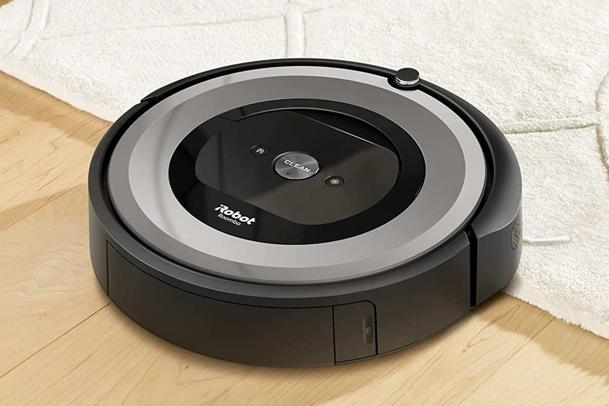 El iRobot Roomba limpia tus suelos y alfombras.
