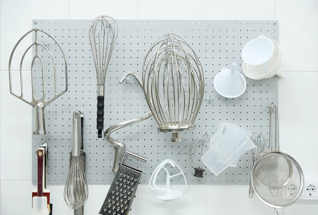 Los accesorios de cocina de un hogar.