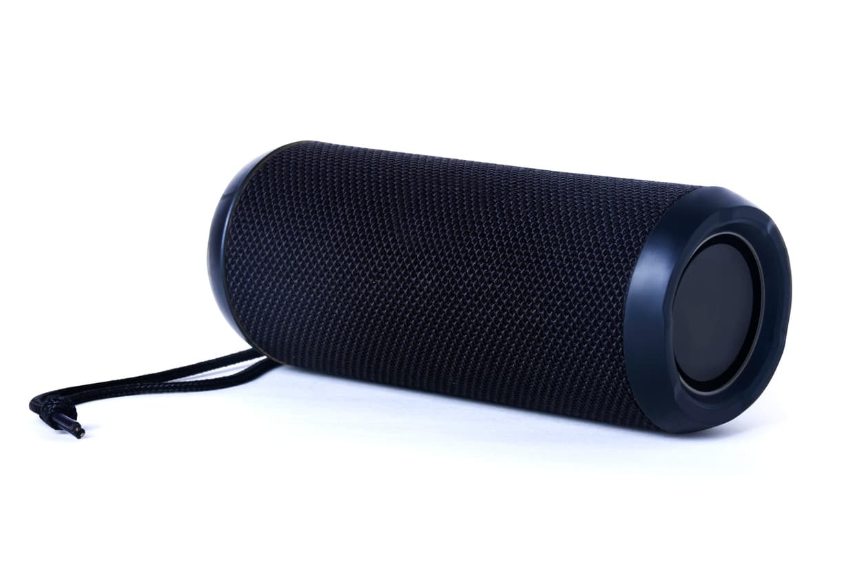 Un altavoz portátil negro.