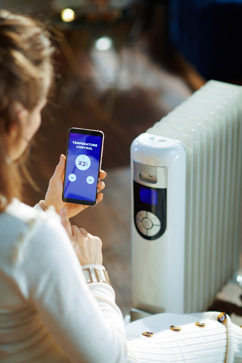 Un calefactor inteligente indica los grados de temperatura en la sala.