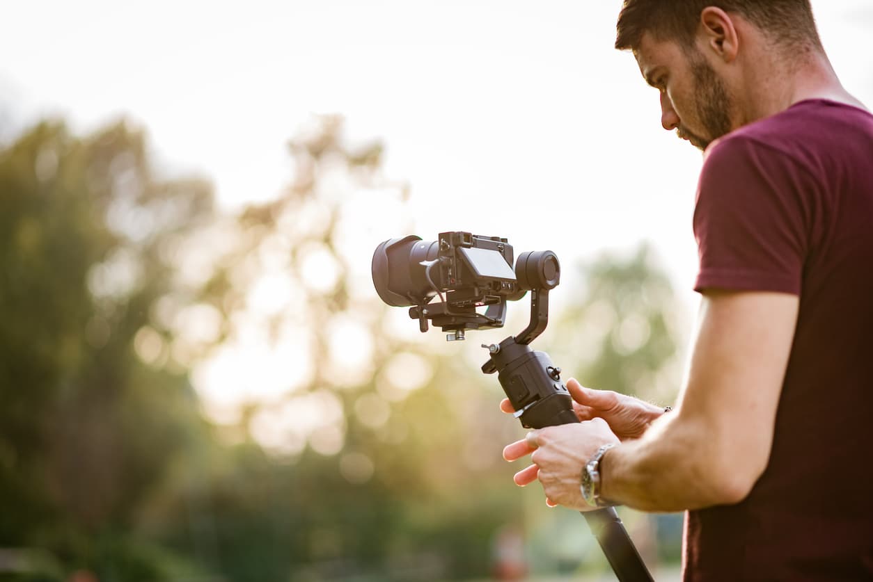 Un hombre graba al aire libre con su cámara deportiva.