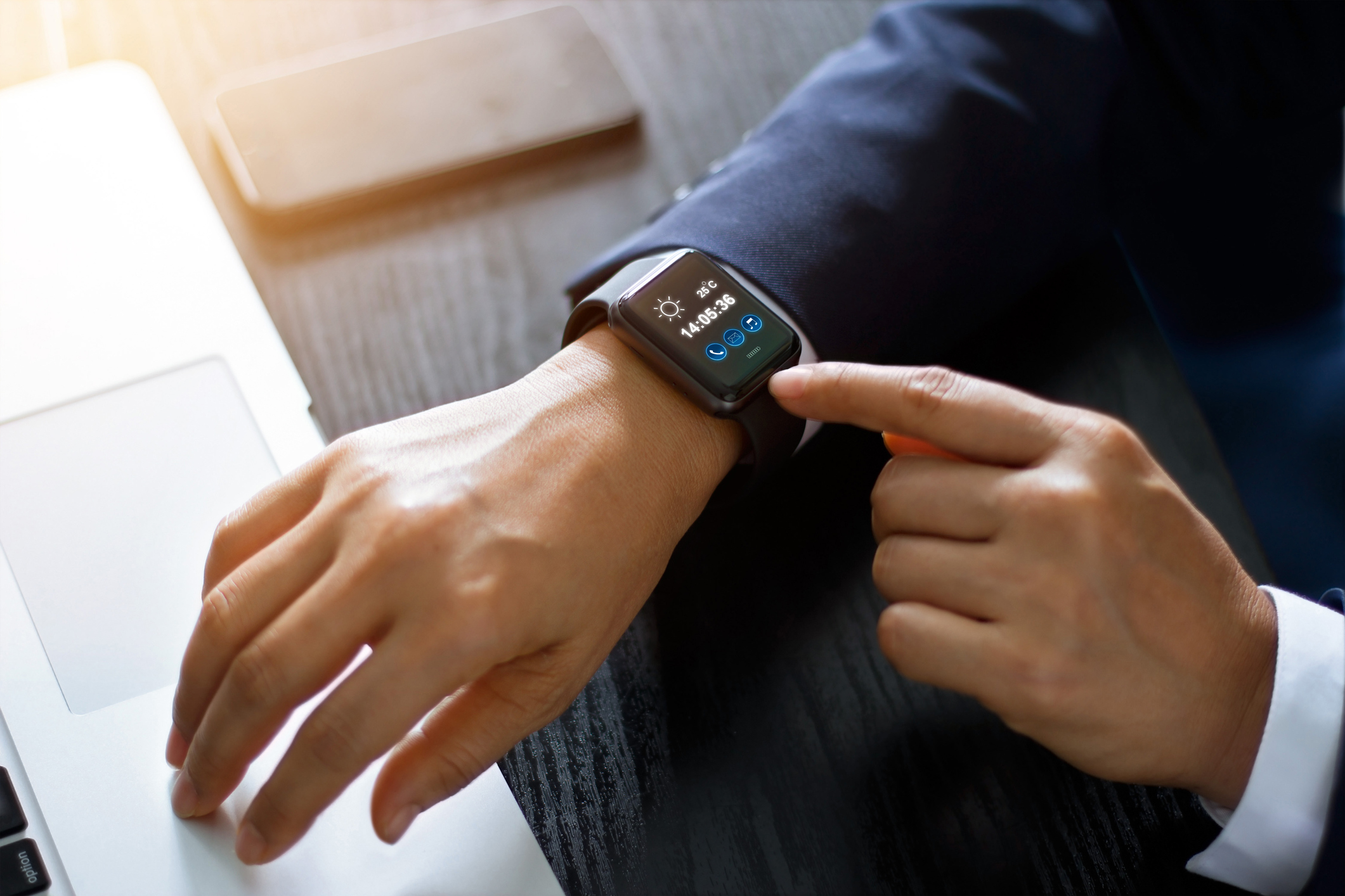 Una persona utiliza el smartwatch para llamar a uno de sus contactos.