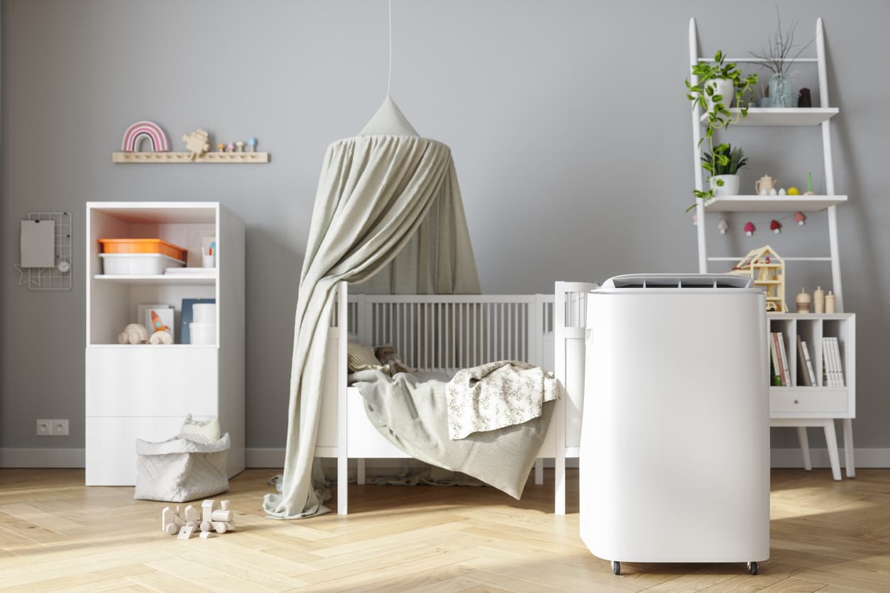 Un deshumidificador al lado de la cuna del bebé.