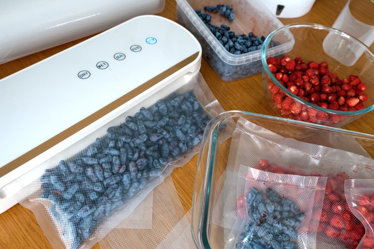 Una envasadora al vacío con frutan siendo envasadas.