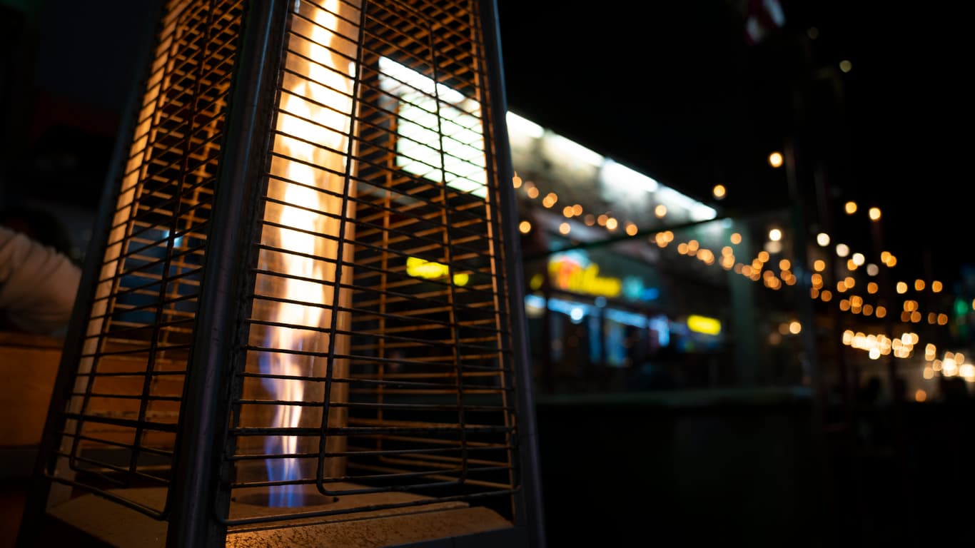 Una estufa de butano en la terraza de un bar.