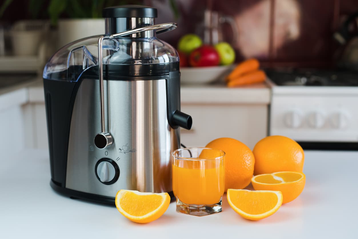 Un exprimidor eléctrico ha hecho un zumo de naranja.