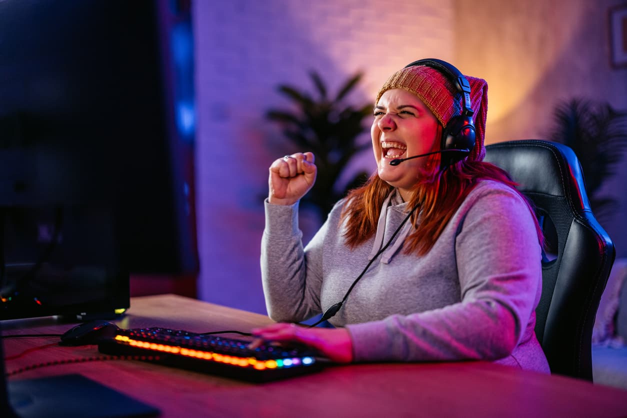 Una jugadora de League of Legends celebra destruir el nexo rival.