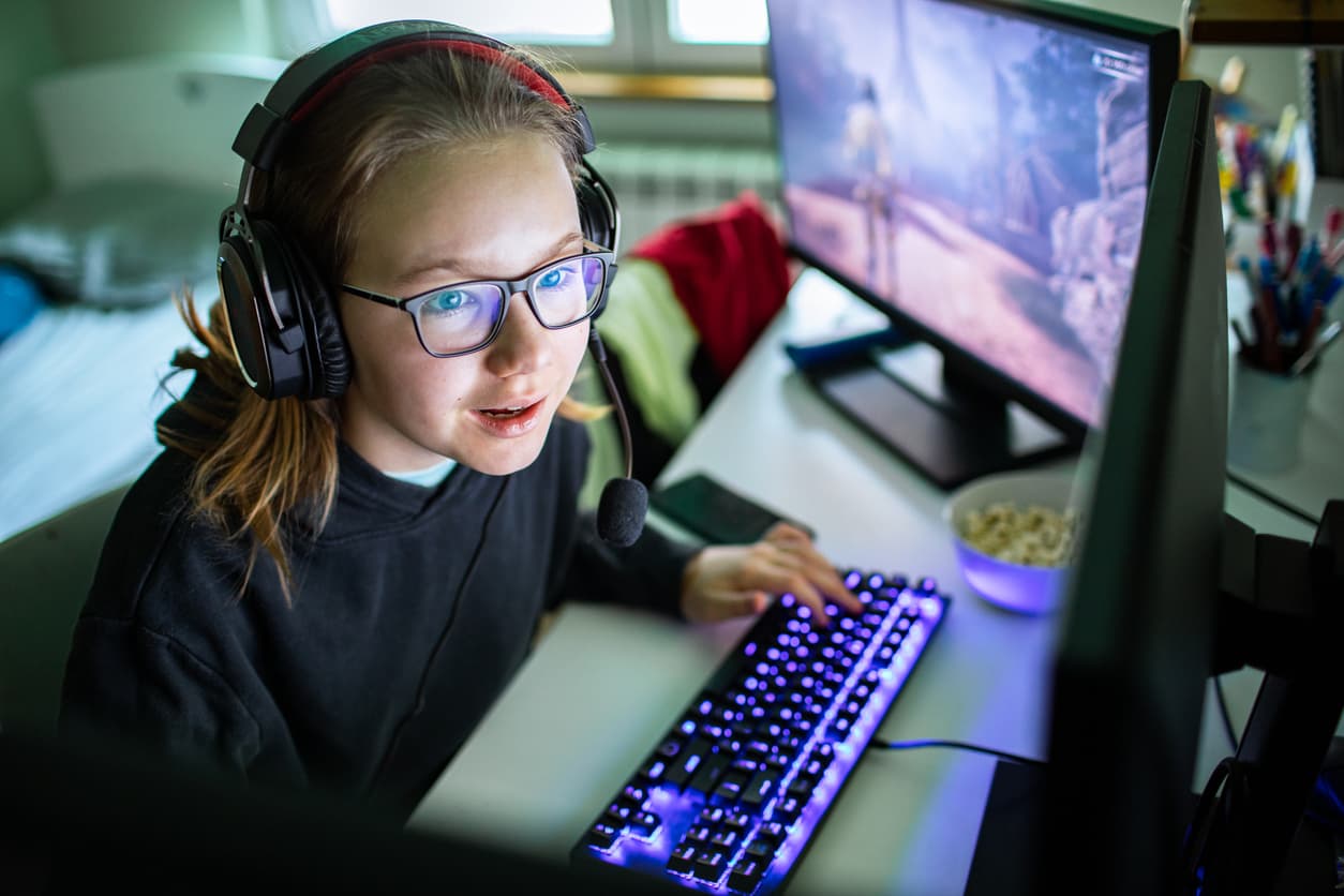 Un gamer concentrado en su partida de League of Legends.