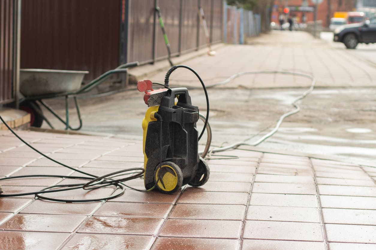 Una hidrolimpiadora a presión empleada en la obra.