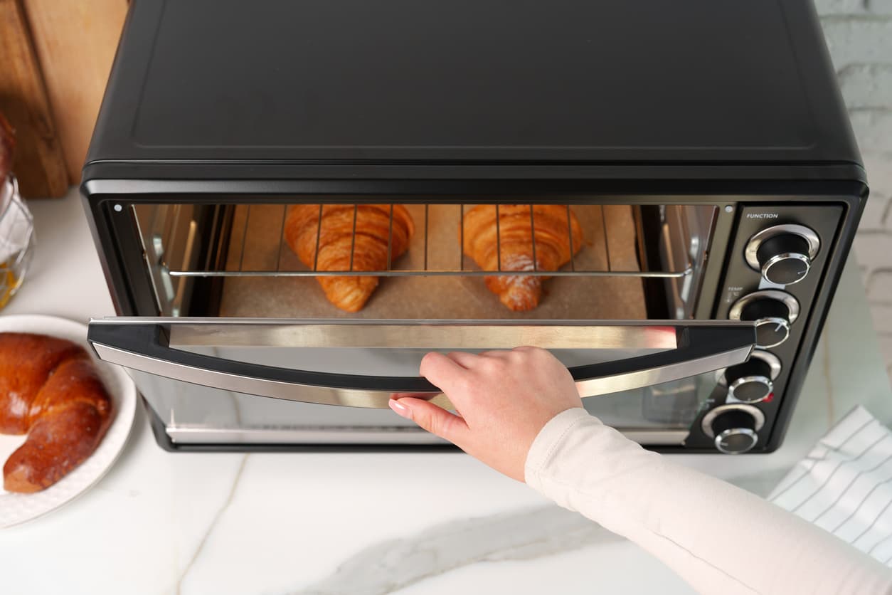 Un horno de sobremesa elabora un postre dulce.