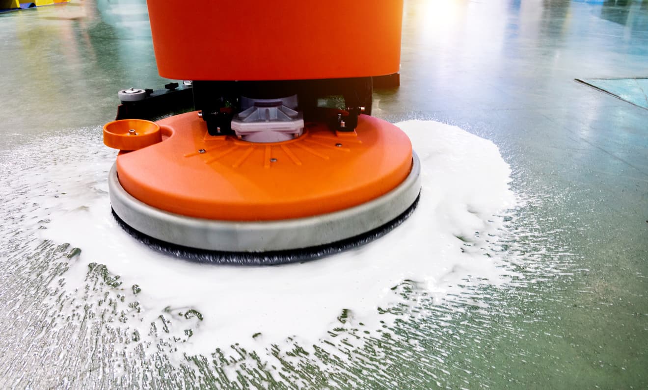 Una limpiadora multisuperficie ejerciendo sobre un suelo.