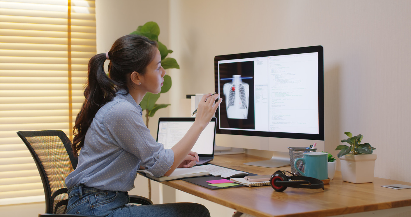 Una mujer trabaja en su pantalla HDMI.