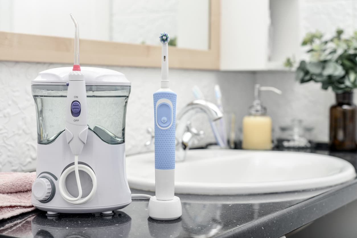 Varios productos de higiene dental en el baño.