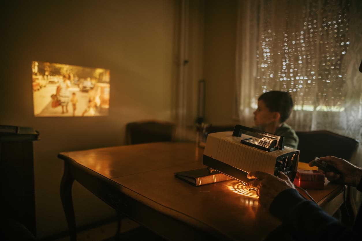 Una familia ve la película en la pared de casa con el proyecto de video.