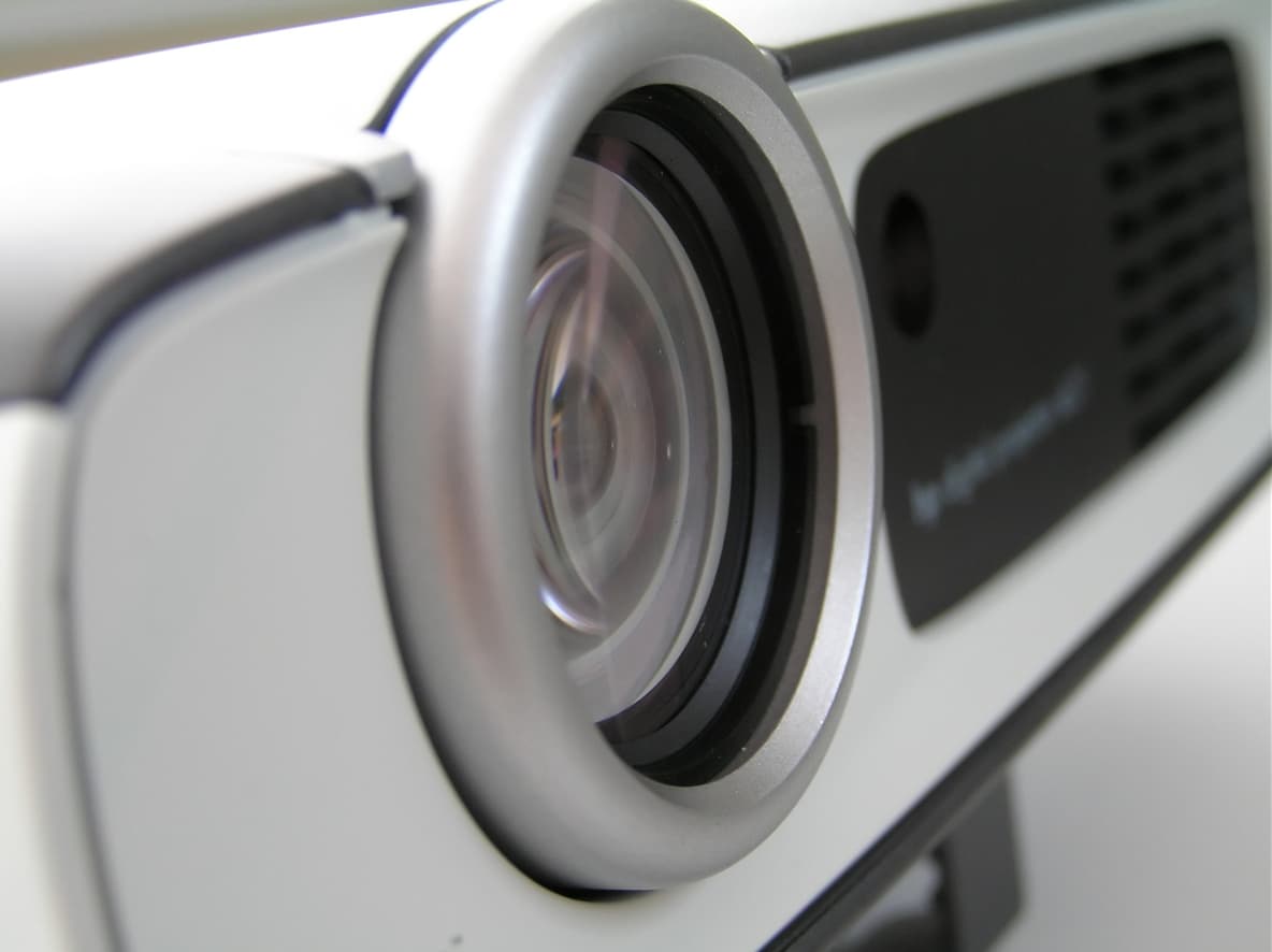 Un proyector de video en plano detalle.