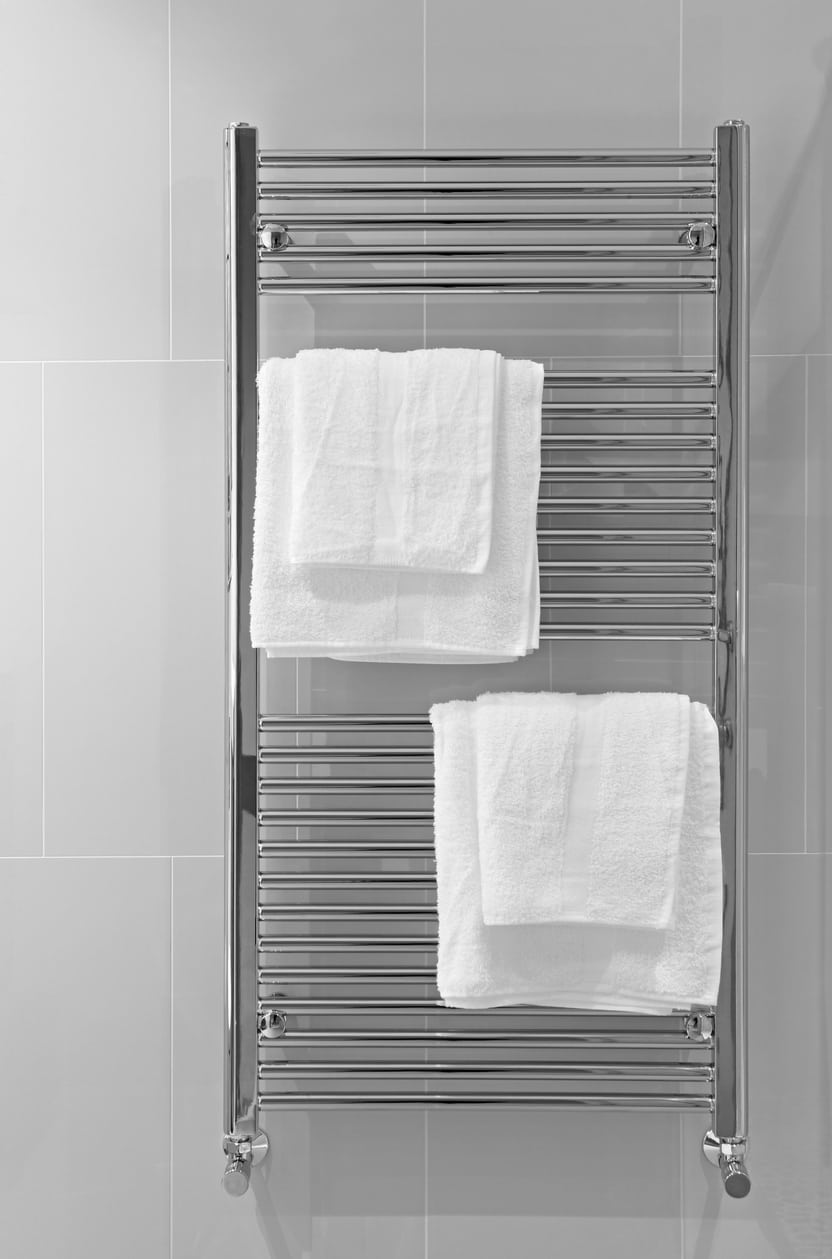 El radiador toallero de un baño.