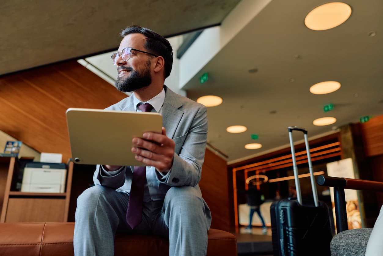 Un hombre usa su tablet Apple para ver contenido.