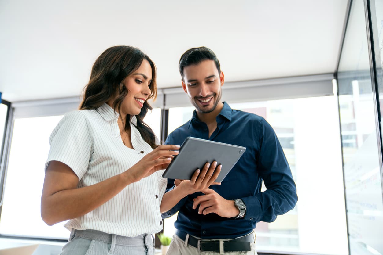 Una pareja utiliza una tablet Apple para ver contenido.