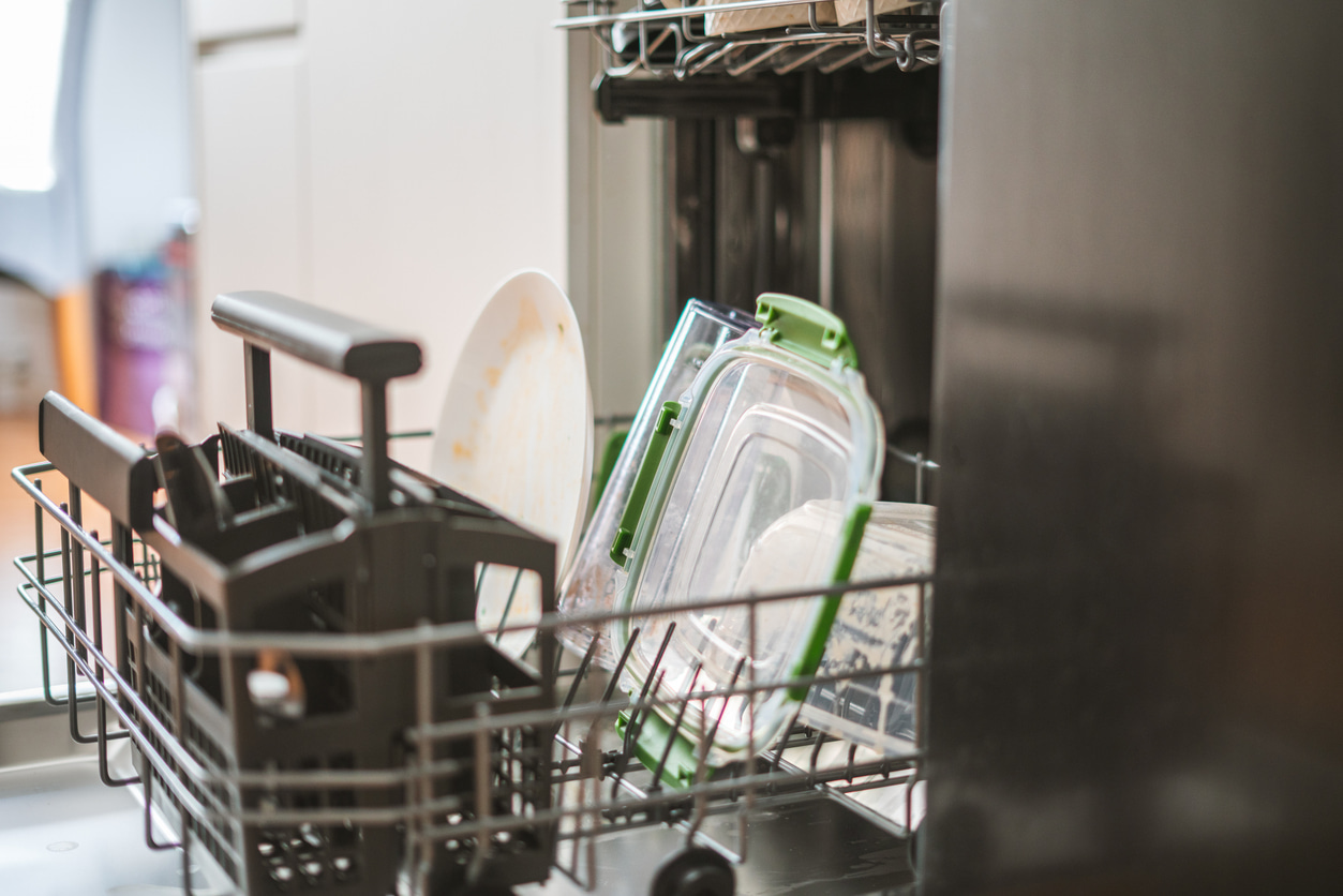 El tape de un tupper colocado en el lavavajillas para ser lavado.