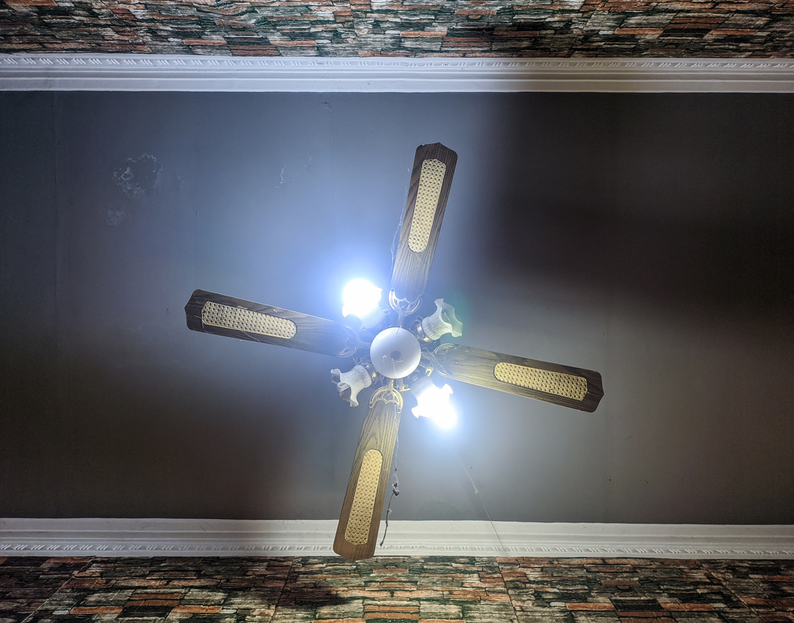 Un ventilador de techo con luz.